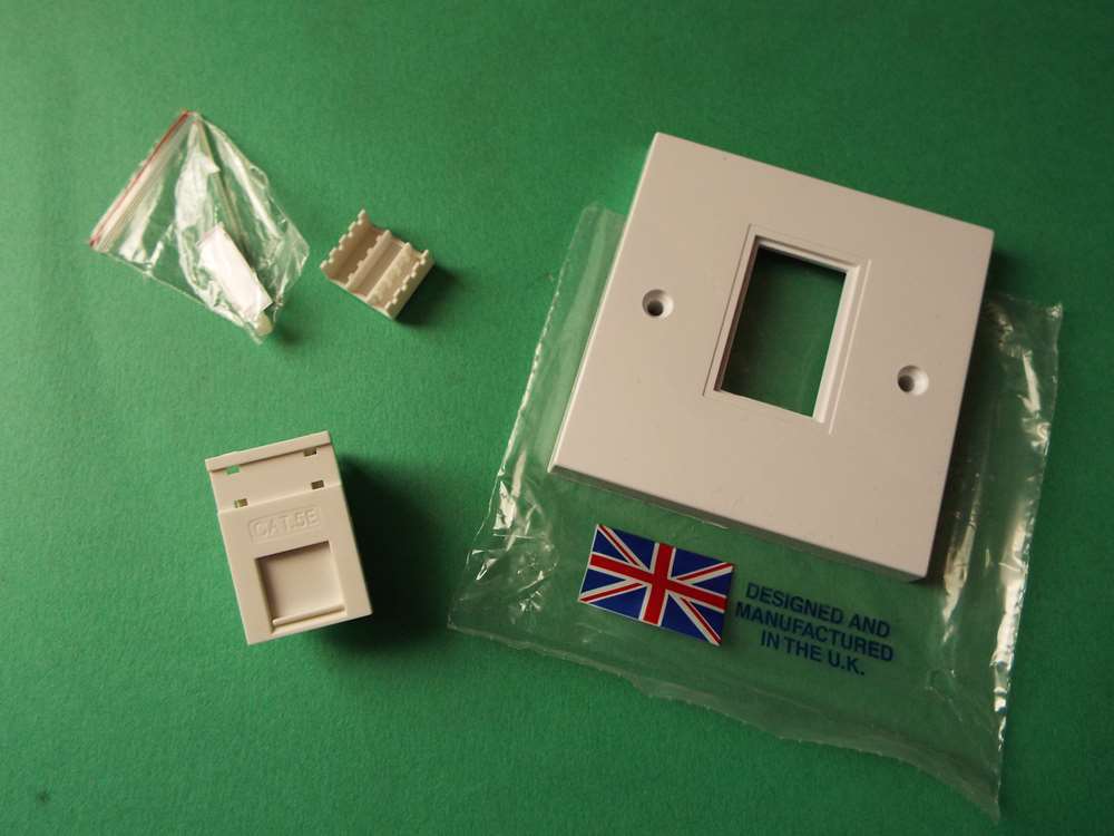 Cat 5e faceplate and socket assy (Pack of 5)